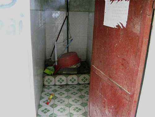Nhà vệ sinh chật chội, nơi diễn ra việc mua bán dâm.