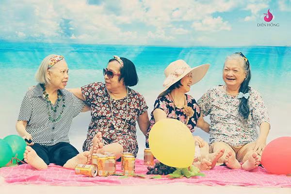 Cam dong bo anh "gay bao" cua hoi ban than khi ve gia