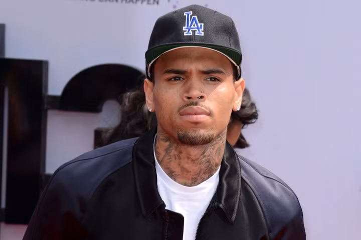 Nếu chứng kiến khuôn mặt của Rihanna khi bị Chris Brown đánh có lẽ nhiều người sẽ thực sự cảm thấy sốc. Cả môi, mắt, mũi nữ ca sĩ đều sưng và bầm tím. Nguyên nhân được cho là, khi ở trên xe Rihanna đã giận dữ vì một tin nhắn của một người phụ nữ nào đó gửi đến Chris Brown. Hai người cãi nhau rồi sau đó sao nam này đã dùng bạo lực với cô. Kể từ đó hai người đã quyết định chấm dứt tình cảm, tuy nhiên một thời gian ngắn sau họ lại quay về với nhau.