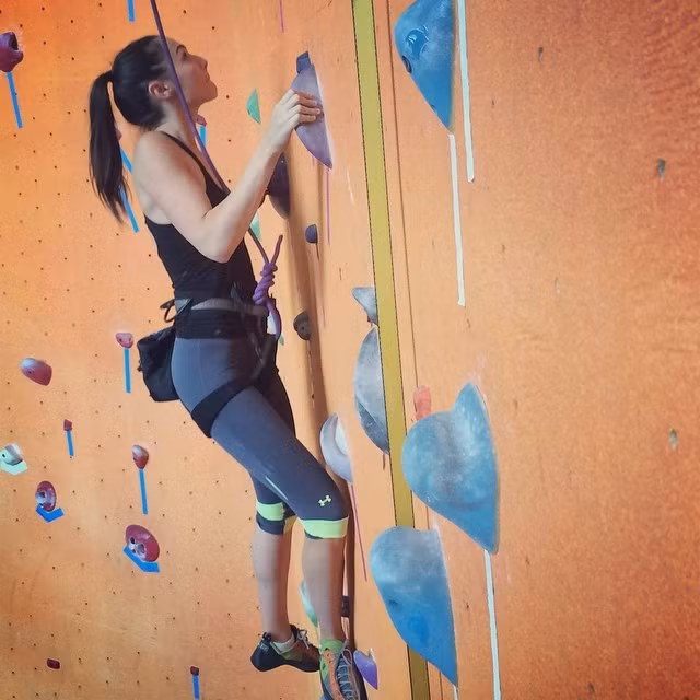 Trước khi phim bấm máy, người đẹp có thời gian 9 tháng học chuyên sâu về võ thuật, boxing, đấu kiếm... giúp tăng cường sức khỏe, độ dẻo dai và săn chắc. Đặc biệt, Gadot đã học khiêu vũ được 12 năm, cô nàng có thể trình diễn nhiều màn vũ đạo dẻo dai và cuốn hút. Đây cũng là một trong những phương pháp giúp người mẫu giữ dáng.