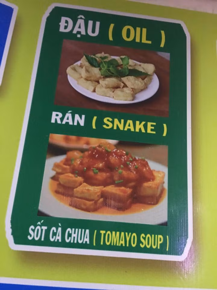 “Đậu” gõ là “dau” nên ra kết quả “oil”. Nhiều khách Tây không hiểu chắc sẽ tưởng đây là món mới từ rắn. Còn tên món sốt cà chua dùng từ "tomayo" được cư dân mạng suy luận là món trộn giữa cà chua với sốt mayo.