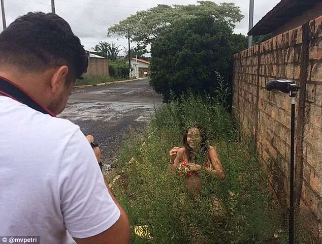 Hậu trường bức ảnh cho thấy cô đã phải quỳ xuống ở góc bức tưởng với bụi cỏ rậm rạp xanh quanh.