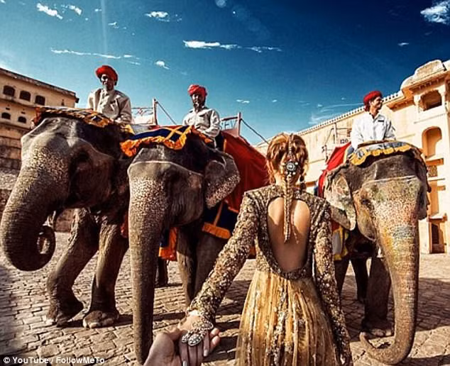 Bức ảnh huyền ảo về cái nắm tay của cặp vợ chồng người Nga đi khắp thế gian.