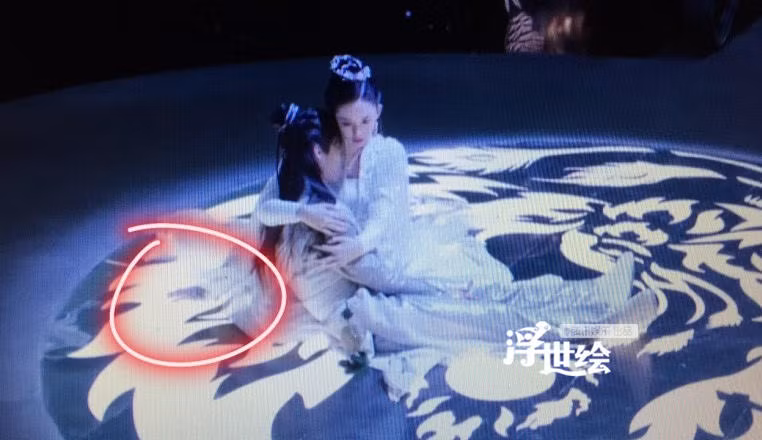 Cảnh phim trong Trạch Thiên Ký khi cô nàng Na Trác ôm mỹ nam Lộc Hàm khi bị bất tỉnh. Dù vậy các “thánh soi” kịp phát hiện một cánh tay duỗi ra phía sau chống đất. Rõ ràng đây chính là cánh tay của Lộc Hàm và đang dùng sức chống trọng lượng cơ thể của cả hai dù nhân vật của anh đang trong tình trạng bất tỉnh nhân sự.