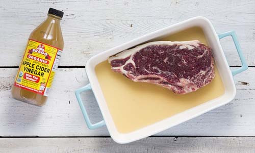 Ngâm thịt đông lạnh trong giấm vừa giúp thịt nhanh rã đông, vừa giúp thịt mềm hơn. (Ảnh: Internet)