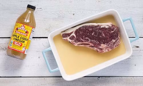 Ngâm thịt đông lạnh trong giấm vừa giúp thịt nhanh rã đông, vừa giúp thịt mềm hơn. (Ảnh: Internet) Ngâm thịt đông lạnh trong giấm vừa giúp thịt nhanh rã đông, vừa giúp thịt mềm hơn. (Ảnh: Internet)