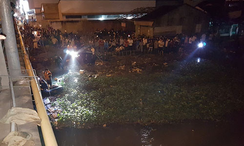 Lực lượng thợ lặn thuộc Cảnh sát PCCC&CNCH TP Cần Thơ, mò tìm thi thể anh Đ.