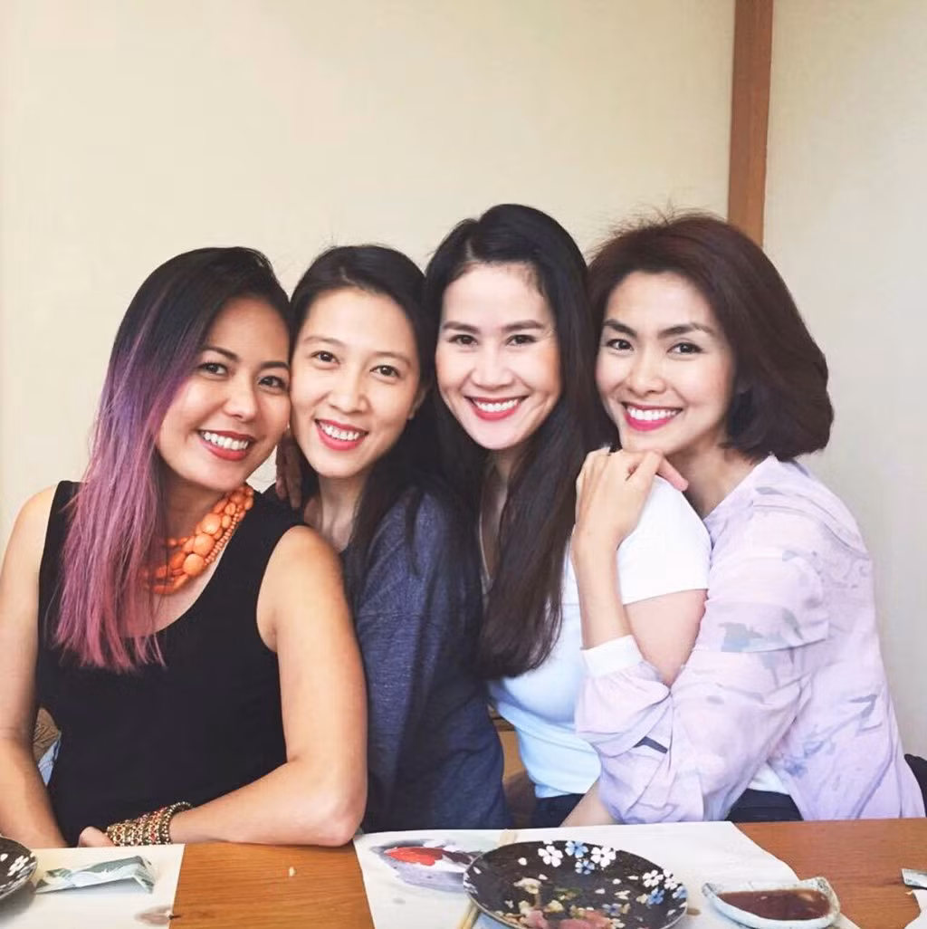 Bốn người với bốn vẻ đẹp, bốn tính cách, màu sắc khác nhau nhưng đều có cùng những quan điểm sống. Cả bốn người đều có đời tư "sạch sẽ" và không ồn ào trên truyền thông.