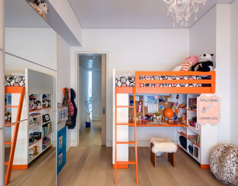 Trong phòng ngủ có thể sử dụng thêm gương mở rộng không gian.