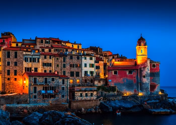 1. Tellaro, Liguria Ngôi làng Cinque Terre nổi tiếng của Ý đã trở nên quá đông đúc trong những năm gần đây và chính quyền địa phương đã xem xét hạn chế du khách. May mắn thay, chỉ cần đi vài dặm xuống bờ biển Liguria bạn cũng có thể tận hưởng một không gian khác tuyệt đẹp như vậy mà không phải chịu cảnh chen lấn. Làng Tellaro ngự trị trên sườn dãy núi sát biển. Địa điểm du lịch này mang vẻ đẹp lãng mạn, cổ kính với những ngôi nhà sơn màu pastel, con đường lát sỏi chật hẹp và khung cảnh biển thơ mộng.
