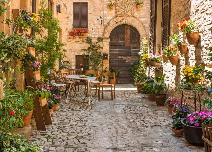 8. Spello, Umbria Chỉ 15 phút lái xe từ Assisi nhưng tới đây bạn sẽ thấy một thế giới khác hẳn. Spello được xây dựng từ đế chế La Mã trong thời Trung cổ ở Umbria. Đây là địa điểm lý tưởng dành cho những ai yêu thích tản bộ đường dài. Spello còn nổi tiếng với một sự kiện văn hóa độc đáo có tên Infiorate - lễ hội cuối xuân. Khắp các con phố và quảng trường của thị trấn đều được trang trí bằng hàng trăm bông hoa rực rỡ sắc màu.