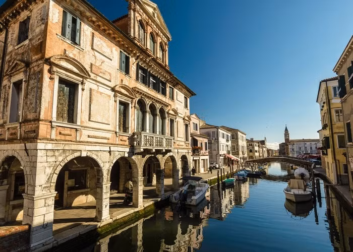 4. Chioggia, Veneto Chioggia nằm trên một hòn đảo nhỏ tại lối vào của phía nam Venetian Lagoon, tỉnh Venezia, miền bắc nước Ý. Tới đây, bạn có thể tham quan chợ cá truyền thống hay đi lang thang qua các đường phố ngập nước rồi dừng lại ăn trưa tại một trong những nhà hàng hải sản tuyệt vời.