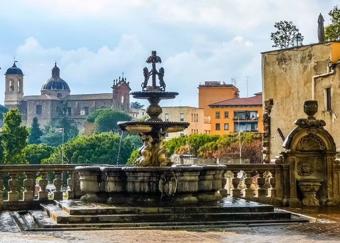 6. Viterbo, Lazio Viterbo là thị trấn cổ ở vùng Lazio. Trung tâm lịch sử của thành phố có tường thành thời trung cổ được xây vào thế kỷ 11 và 12. Tới Viterbo, bạn có thể thư giãn trong phòng tắm nhiệt của người dân địa phương hay đi thăm thú đó đây.