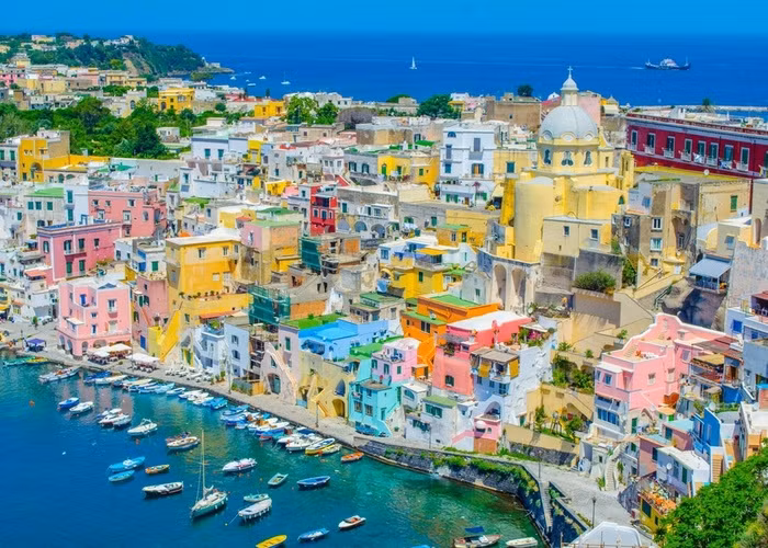 3. Procida, Campania Với diện tích 4,1 km vuông, Procida là hòn đảo nhỏ nhất trong vịnh Naples. Procida đem lại cho bạn bầu không khí quyến rũ hơn các hòn đảo du lịch nổi tiếng như Capri và Ischia. Những ngôi nhà nhỏ đầy màu sắc rực rỡ và vườn chanh nhỏ xinh tạo nên khung cảnh thơ mộng khiến ai tới thăm cũng phải ngỡ ngàng. Leo lên đến Terra Murata - điểm cao nhất và lâu đời nhất trên đảo, bạn sẽ tìm thấy những tàn tích đổ nát và phong cảnh tuyệt đẹp.