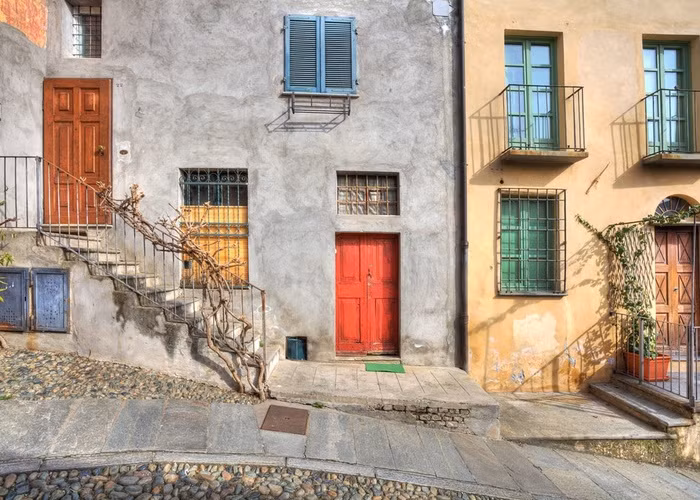 7. Saluzzo, Piedmont Saluzzo là một trong những ngôi làng cổ lãng mạn nhất thế giới. Những tháp chuông, mái vòm đỏ, ngọn tháp cổ, dãy núi Cittian phủ tuyết mê hoặc bất cứ ai khi đặt chân đến đây. Đừng bỏ qua Casa Cavassa - bảo tàng cổ điển thời Phục hưng để chiêm ngưỡng những bức bích họa đầy màu sắc, đồ nội thất cổ và vườn thực vật đầy ấn tượng.