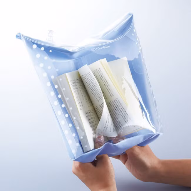 Tung tăng đọc sách giữa trời mưa được luôn nhé.