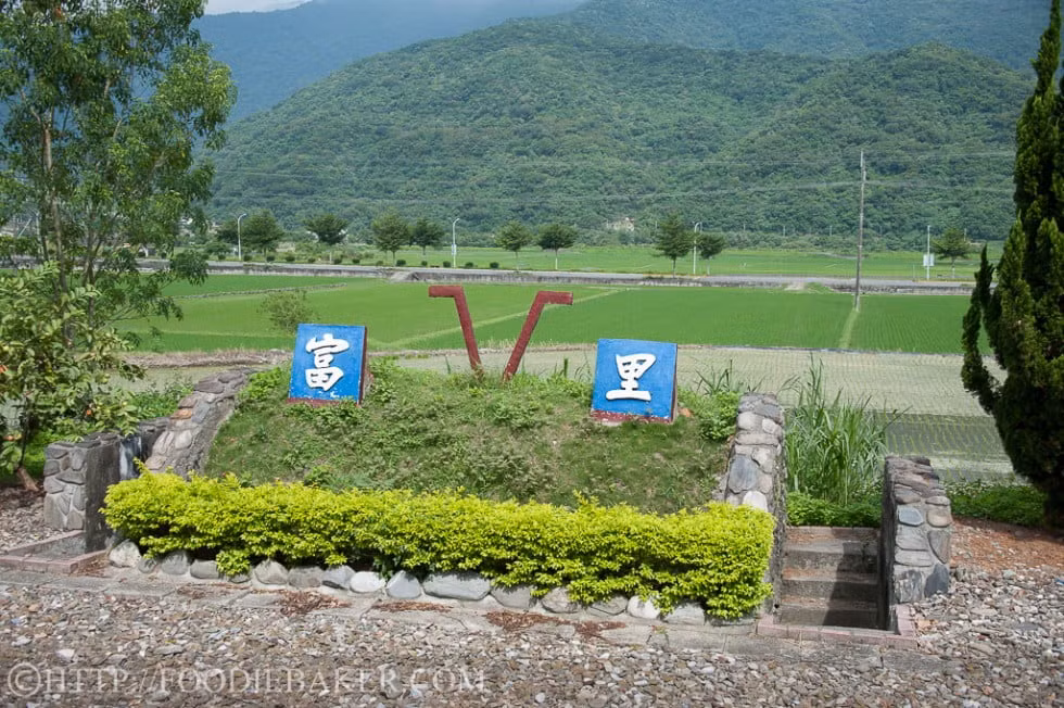  Hoa lily còn có biệt danh là “Nhật Hoa” vì chỉ mất một ngày để nụ hoa trưởng thành nở rộ đến độ đẹp nhất. Do thân và búp hoa màu vàng kim rực rỡ đẹp mắt, ở Trung Quốc, lyli còn được gọi là Hoa Kim Châm. Những búp hoa này ăn được nên khi đến đây, đừng quên thưởng thức những món đặc sản lạ miệng như hoa lily chiên giòn, xào thơm, hay súp hoa lily nhé.