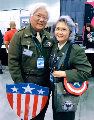 Ông bà cũng là người hâm mộ loạt phim của Marvel. Trong ảnh là hóa thân của họ thành Steve Rogers và Peggy Carter trong bộ phim “Captian America: The First Avenger”.
