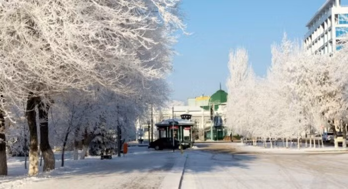 7. Astana, Kazakhstan Nhiệt độ của thành phố này có thể xuống từ -30 đến -35 độ C vào mùa đông. Với dân số hơn 800.000 người, Astana tự hào là thành phố lạnh thứ hai châu Á sau Ulaanbaatar, Mông Cổ. Astana có khí hậu lục địa với mùa hè ấm áp và mùa đông cực kỳ lạnh và khô. Các con sông thành phố thường bị đóng băng từ tháng 11 đến tháng 4.