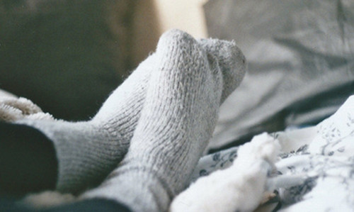 Thói quen đi tất khi ngủ vào mùa Đông thực sự không tốt như nhiều người nghĩ. Ảnh minh họa