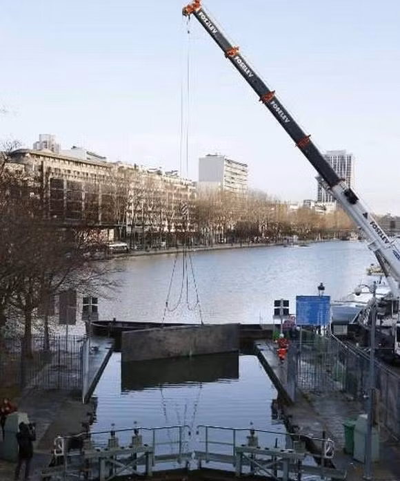 Các quan chức của thành phố Paris biết việc này đã tổ chức nạo vét kênh đào Saint-Martin. Họ muốn tạo một bầu sinh khí mới với nguồn nước trong sạch cho con kênh này để phục vụ du khách. Nhưng trước khi làm được điều đó thì Saint-Martin phải sạch sẽ và trong lành. Họ đã mất 3 tháng để đưa cá ở kênh Saint-Martin hòa vào dòng sông Seine. Sau đó nước ở con kênh này được thoát ra để nạo vét. Tuy vậy, khi lòng kênh gần cạn, quan chức thành phố đã thực sự bất ngờ bởi những gì ở trong lòng nó.