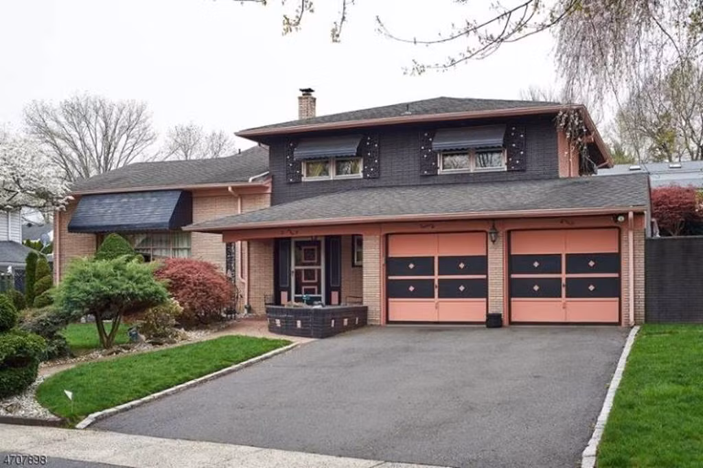 Ngược thời gian về lại những năm 1960, những căn nhà thường được thiết kế với tông màu sáng và các họa tiết trùng lặp xuất hiện dày đặc. Đó là một xu hướng thiết kế hoàn toàn khác với ngày nay, tạo nên những ấn tượng sâu sắc, nhất là căn nhà tuyệt đẹp này tại Springfield, New Jersey. Nhìn từ bên ngoài, căn nhà trông vô cùng bắt mắt với điểm nhấn là cửa gara màu hồng nhạt.