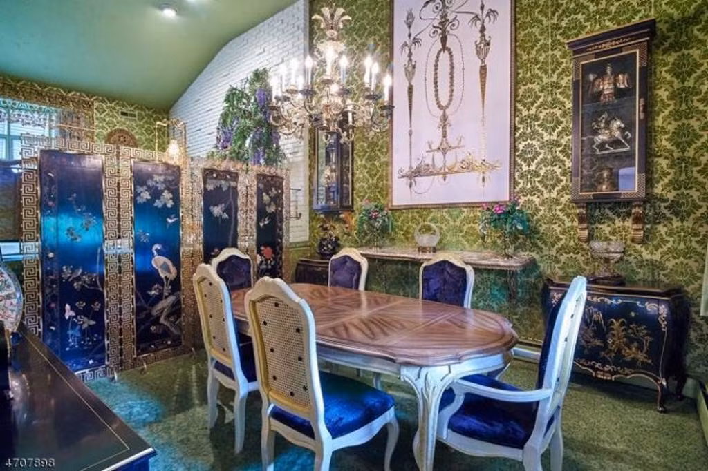 Màu xanh bơ này được kéo tiếp sang phòng khác và phòng ăn, nhưng có pha thêm chút màu hồng nhạt và xanh hải quân.