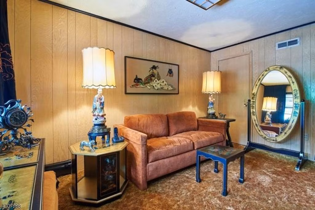 Căn phòng kết hợp đen và vàng tạo cảm giác như những thước phim cũ của Hollywood, pha thêm chút văn hóa Nhật Bản cổ xưa.