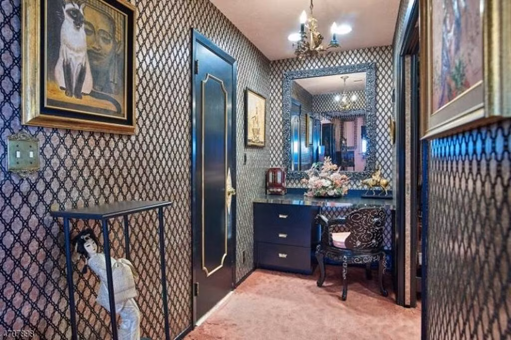 Ngay cả đồ nội thất cũng mang theo hơi thở của quá khứ.