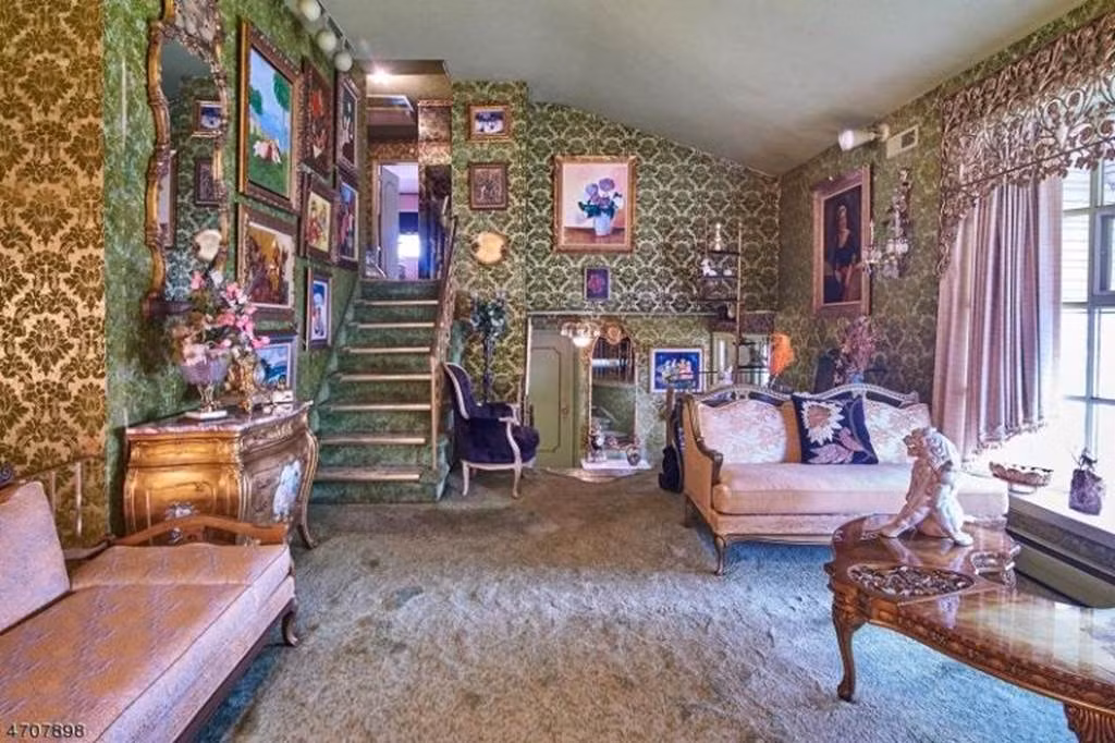 Mọi thứ, từ các bức tường tới cửa chính và cầu thang đều được phủ lên một lớp màu xanh nhạt của trái bơ.