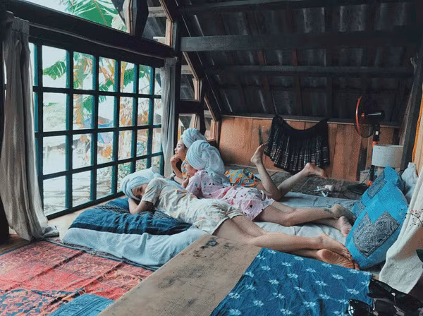 Các bạn có thể tự mua đồ về nấu ăn hoặc đặt cơm cho chủ nhà để thưởng thức những món ăn đặc sản dân tộc.