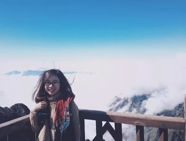 Theo những tín đồ ‘săn' băng cho biết, nhiệt độ đỉnh núi Fansipan đã ở mức rất thấp, toàn bộ cây cỏ đã bao phủ một lớp băng giá trong suốt. Tại một số triền núi dốc, băng đã đóng thành hình lưỡi liềm cực kì đẹp.