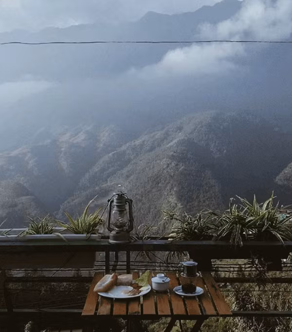 Đi Cafe ở Sapa từ lâu đã trở thành một trong những việc nhất định phải làm nếu có cơ hội ghé qua thành phố tuyệt đẹp này. Điều làm nên nét ‘đặc sản' ở đây không phải đến từ hương vị của ly café, mà từ chính địa điểm thưởng thức nó.