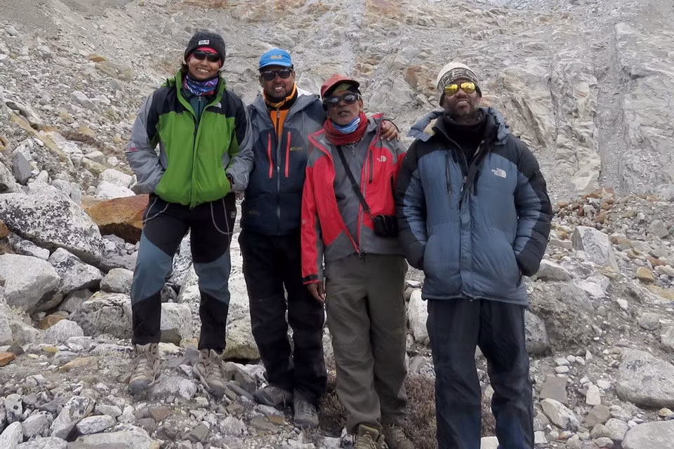 Tháng 5/2016, 4 du khách Ấn Độ quyết định chinh phục đỉnh Everest. Họ thuê 4 người Sherpa (tên riêng chỉ những người dẫn đường trong hành trình leo Everest). Tuy nhiên, khi lên gần đến đỉnh, bình oxy của họ có dấu hiệu cạn kiệt, những du khách Ấn Độ bị bỏ lại giữa độ cao hơn 7.000 m và phải vật lộn để tranh giành sự giống. Trong ảnh, từ trái sang phải: Sunita Hazra, Goutam Ghosh, Paresh Nath và Subhas Paul. Bà Hazra là người duy nhất trở về. Ba người đàn ông đều nằm lại ở lớp băng tuyết lạnh giá gần nóc nhà thế giới.