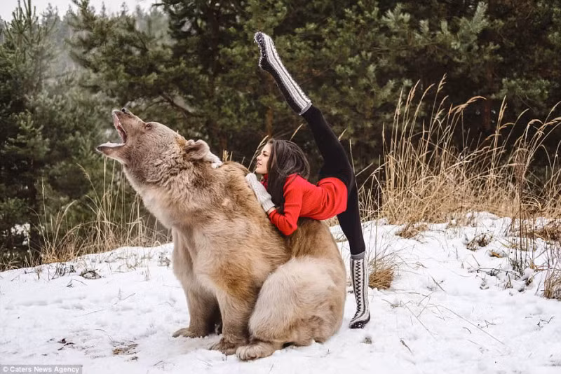 Stephan dường như đang thêm hiệu ứng âm thanh cho màn biểu diễn uốn dẻo của Stefanie.