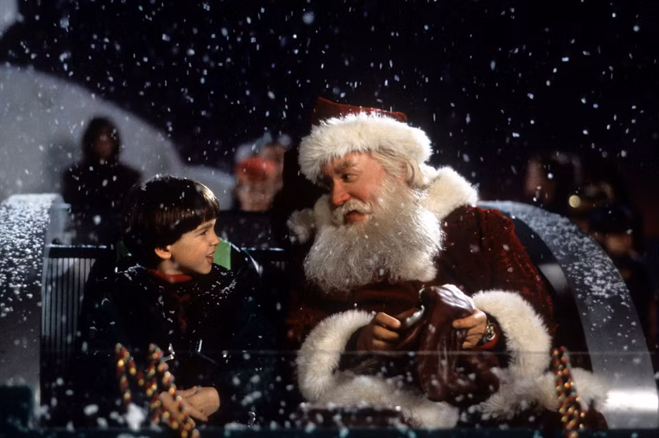 The Santa Clause (1994): Bộ phim nổi tiếng về ông già Noel này được sản xuất cách đây 23 năm nhưng đến nay vẫn được hàng triệu khán giả từ người lớn tới trẻ nhỏ yêu thích. Phim kể về Scott Calvin, trong đêm Giáng sinh cậu bị đánh thức bởi tiếng động lạ trên mái nhà và khi ra ngoài, Scott đã trông thấy bóng của một người giống như ông già Noel. Người đó biến mất và để lại một tấm thẻ nói rằng Scott được trở thành ông già tuyết thực sự.