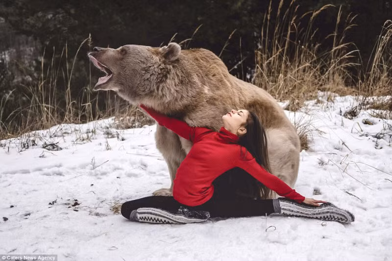 Stefanie đến từ thành phố Salzburg, Áo, được biết đến qua chương trình tài năng của Đức “Das Supertalent”. Cô thường dành 7 giờ mỗi ngày để tập luyện và tự hào với hơn 16.000 người theo dõi trên Instagram.