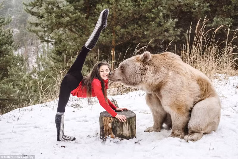 Stephan nhẹ nhàng thơm má ngôi sao uốn dẻo xinh đẹp người Áo.