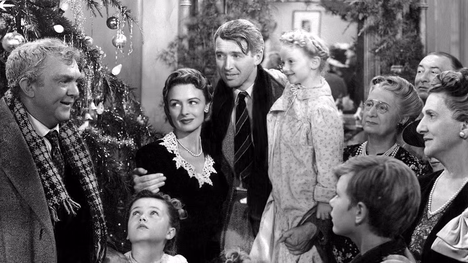 It’s a Wonderful Life (1946): Nhận được năm đề cử Oscar và nằm trong danh sách 100 phim điện ảnh hay nhất mọi thời đại, It’s a Wonderful Life là bộ phim kinh điển phải xem mỗi dịp cuối năm. Tác phẩm của đạo diễn Frank Capra được chuyển thể từ truyện ngắn The Greatest Gift của nhà văn Philip Van Doren Stern. Chuyện phim xoay quanh George Bailey, một thương gia tốt bụng nhưng có ý định tự sát đúng đêm Giáng sinh. Song, ông được giúp đỡ bởi một thiên thần hộ mệnh và dần nghiệm ra ý nghĩa của cuộc sống xung quanh mình. Hơn 60 năm kể từ ngày ra mắt, It’s a Wonderful Life vẫn luôn khiến hàng triệu khán giả trên toàn thế giới thổn thức khi được trình chiếu trên màn ảnh.