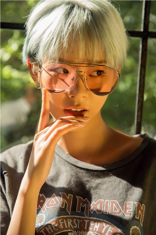 Kiểu tóc này rất hợp với gương mặt thon, nhỏ của Phí Phương Anh.