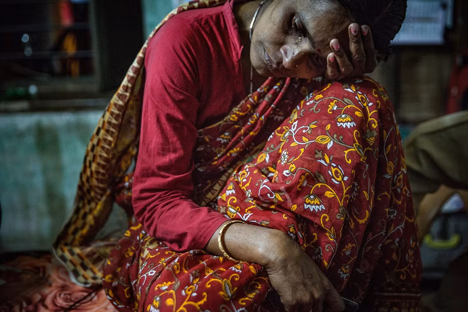 Khi thảm kịch xảy ra, mùa leo núi gần như đã kết thúc. Những nhà leo núi sau đó đều khẳng định họ nhìn thấy thi thể của những người đàn ông Ấn Độ. Tuy nhiên, chẳng ai dám nghĩ đến việc đưa những thi thể này xuống núi bởi đó là việc làm quá tốn kém và liều lĩnh. Đôi khi, việc thu thập thi thể của ai đó trên núi chỉ nhằm chứng minh rằng họ đã chết (chứ không phải mất tích), và gia đình có thể nhận được một số khoản trợ cấp nhất định. Ảnh chụp vợ của ông Subhas, héo úa và tàn tạ sau khi người chồng nằm lại trên ngọn núi cao nhất thế giới trong suốt một năm qua.