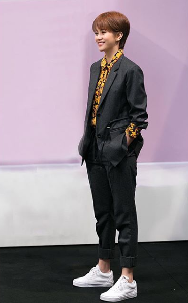 Trong bức ảnh mới nhất An Nguy khoe với người hâm mộ, cô nàng để tóc pixie nhuộm màu nâu sáng trẻ trung, kết hợp với bộ suit cá tính.