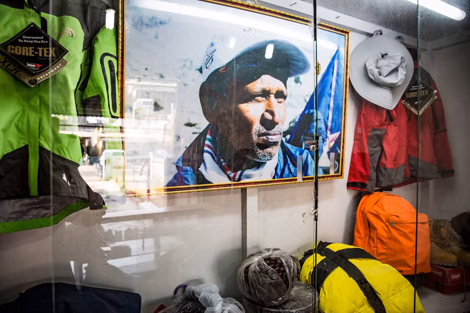 Ảnh chụp chân dung của Paresh Nath cùng cửa hàng bán dụng cụ leo núi của ông ở Ấn Độ. Trước đó, Nath và Ghosh mất tích trong hành trình leo núi, trong khi Hazra và Paul đang dần kiệt sức và buộc phải đi xuống trước khi lâm vào tình trạng nguy kịch. Khi Paul không thể thở và tay lạnh cóng dù đã có bình oxy, hai Sherpa ở cạnh ông, bà Hazra được một Sherpa khác dắt xuống. Anh này nhanh chóng bỏ bà lại một mình khi thấy bản thân mình đang nguy kịch hơn cả người phụ nữ từ Ấn Độ. May mắn, bà gặp những người Sherpa khác và được đưa xuống Trại 2 ngay sau đó.