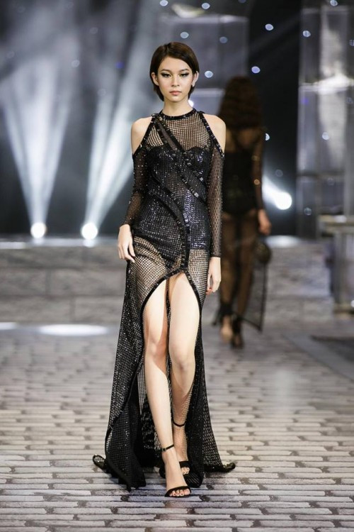 Bước ra từ cuộc thi The Face, Phí Phương Anh đang ngày một khẳng định vị trí của mình. Cô nàng cắt tóc ngắn để định hình phong cách và kể từ đó, người ta thấy một Phí Phương Anh mới mẻ và high fashion hơn.