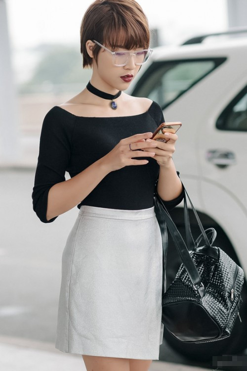 MC Hoàng Oanh đã gây bất ngờ lớn khi cắt mái tóc dài thướt tha của mình thành kiểu tóc siêu ngắn như thế này. Kể từ khi thay đổi kiểu tóc, Hoàng Anh ăn mặc cũng cá tính hơn trước.