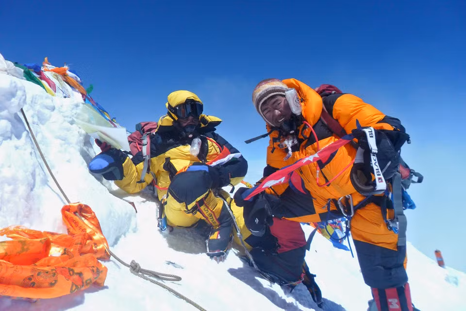 Hy vọng bắt đầu mở ra khi chính quyền Tây Bengal quyết định mở một chiến dịch nhằm đưa thi thể của ba người đàn ông Ấn Độ trở về. Chỉ trong vài ngày, trước khi mùa leo núi của năm nay kết thúc, nhóm Ấn Độ thuê 6 Sherpa để leo lên vị trí những người đàn ông nằm lại vào tháng 5 năm ngoái. Người đầu tiên họ tìm thấy là Paul, ngay dưới vị trí của Trại 4, ở độ cao gần 8.000 m so với mực nước biển, đồng thời là điểm dừng chân cuối cùng của các nhà leo núi trước khi lên đỉnh. Sau đó, các Sherpa mất 16 giờ để đưa thi thể của Paul xuống Trại 2, nơi một chiếc trực thăng đã chờ sẵn. Ảnh chụp Paul (bên trái) cùng người dẫn đường trong khi ở trên đỉnh Everest.