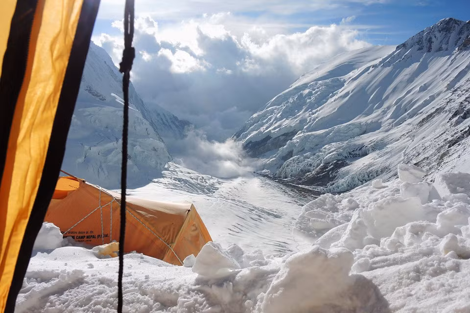 Điều kiện ăn uống không phù hợp, khí hậu khắc nghiệt, lượng oxy xuống quá thấp, cơ thể kiệt sức triền miên, không ngủ được trong nhiều ngày, tầm nhìn bị hạn chế do tuyết, hoảng sợ do đi lạc... đều là những yếu tố đe dọa sinh mạng của các nhà leo núi trong quá trình chinh phục đỉnh Everest.