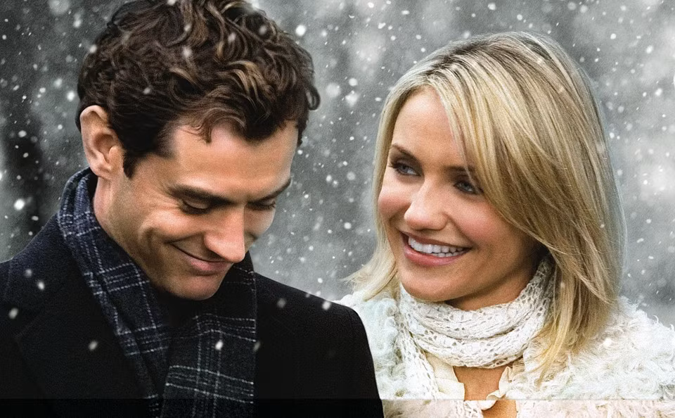 The Holiday (2006): Điều khiến The Holiday trở nên thu hút là sự góp mặt của bốn diễn viên tên tuổi gồm Kate Winslet, Cameron Diaz, Jude Law và Jack Black. Chuyện phim xoay quanh đời sống tình cảm của hai người phụ nữ vốn tham công tiếc việc. Cảm thấy mệt mỏi với cuộc sống hiện tại khi kì nghỉ Giáng sinh đang đến gần, họ quyết định đổi nhà cho nhau thông qua Internet để mong tìm thấy điều gì đó mới mẻ. Chính quyết định này đã giúp họ tìm thấy tình yêu đích thực của đời mình. Sự duyên dáng và hài hước của bốn nhân vật chính trong phim đem đến những tiếng cười nhẹ nhàng cho khán giả trong mùa Giáng sinh.