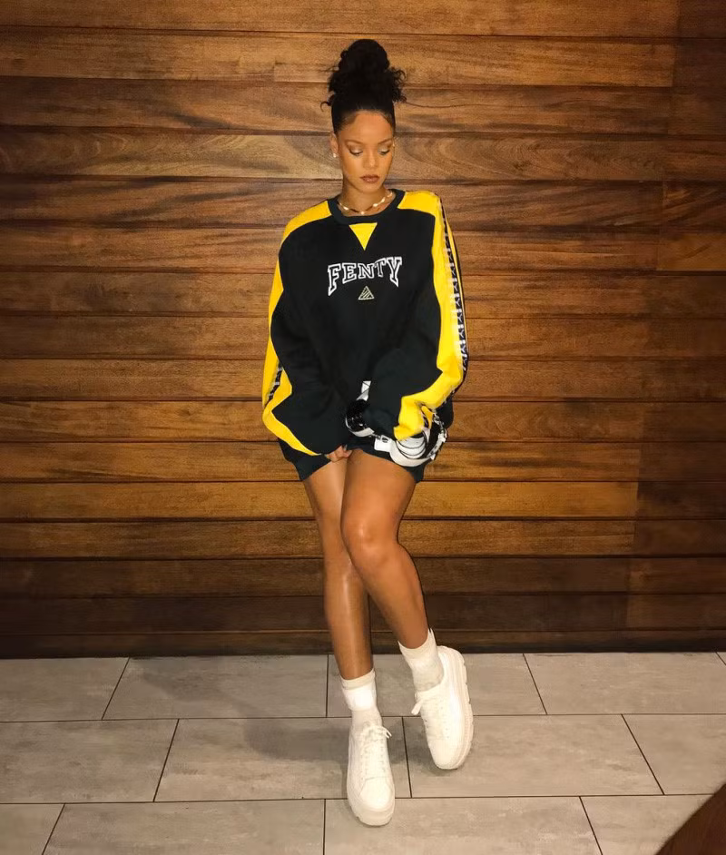 Rihanna lăng xê mẫu sweatshirt cá tính từ chính bộ sưu tập của cô.