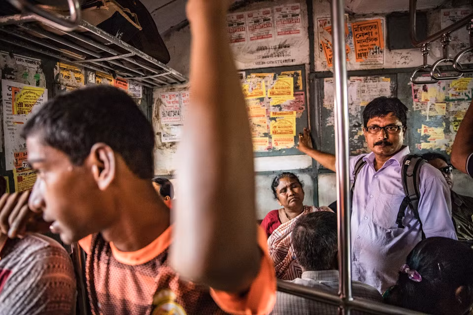 Sau đó, một đoàn thám hiểm khác khẳng định họ đã nhìn thấy Nath trên đường xuống núi. Ông tỉnh táo nhưng đôi mắt sưng vù và không nhìn thấy gì vì băng tuyết. Sáng hôm sau, ngày cuối cùng trong mùa leo núi năm 2016, Nath thậm chí không thể bê nổi một bát canh. Ông qua đời tại Trại 4, điểm dừng chân cuối cùng trước khi lên đỉnh. Trong khi đó, Ghosh đã nằm lại đâu đó ở phía trên. Trong ảnh, ông Debasish Ghosh, anh trai của Goutam Ghosh, đến Kathmandu để nhận thi thể em trai mình, sau một năm mất tích.